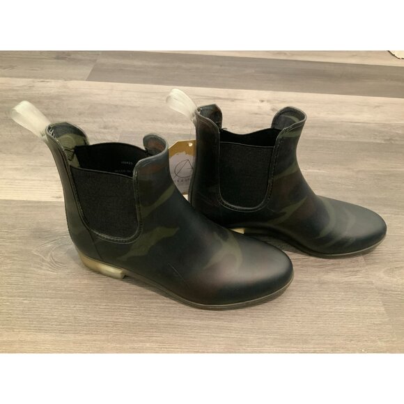 J. Crew Army Green Camouflage Chelsea Ankle Boots Booties, Size 7 (US) - Picture 4 of 8